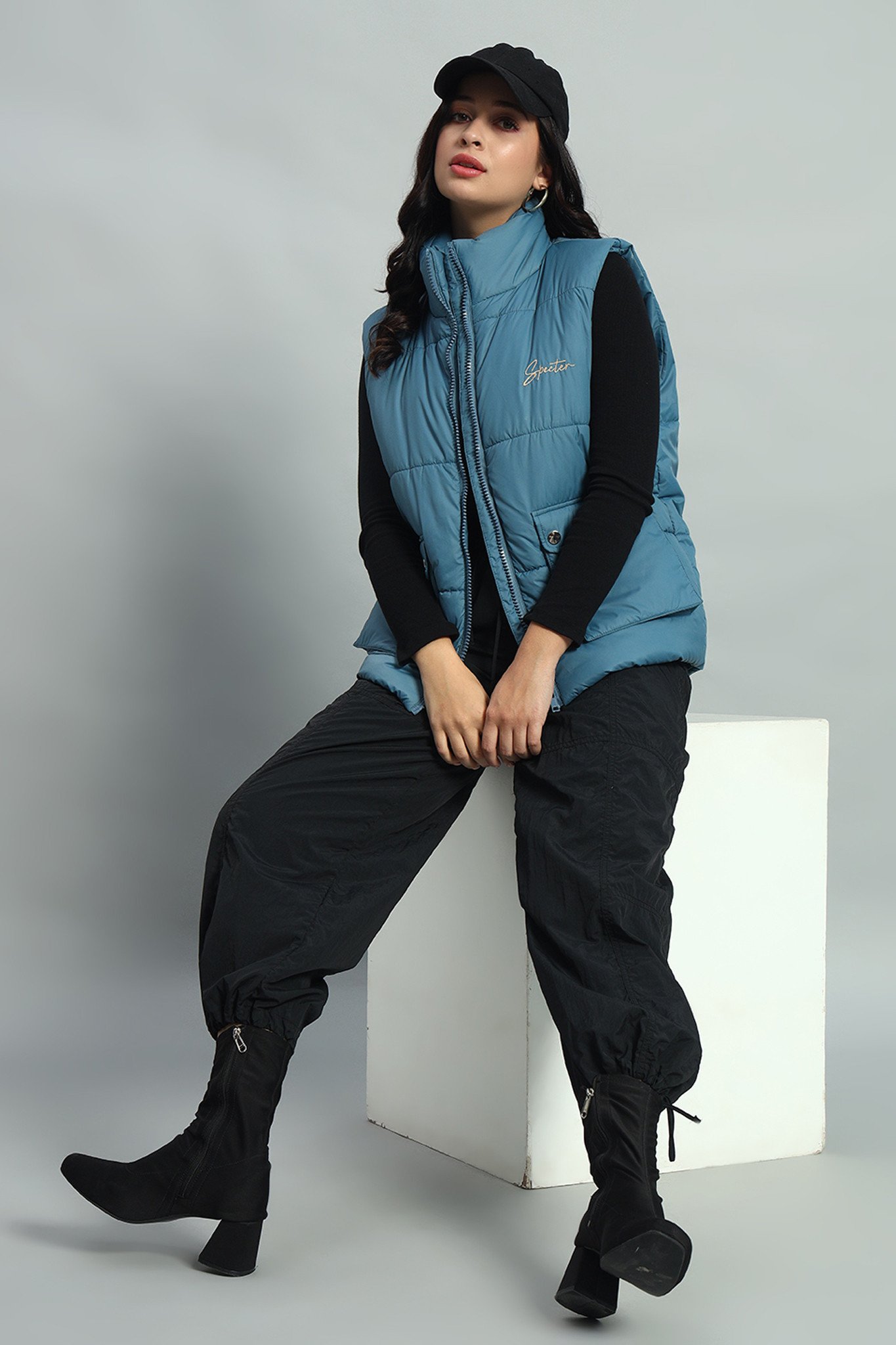 SLEEVELESS PUFFER JACKET (COOL BLUE)