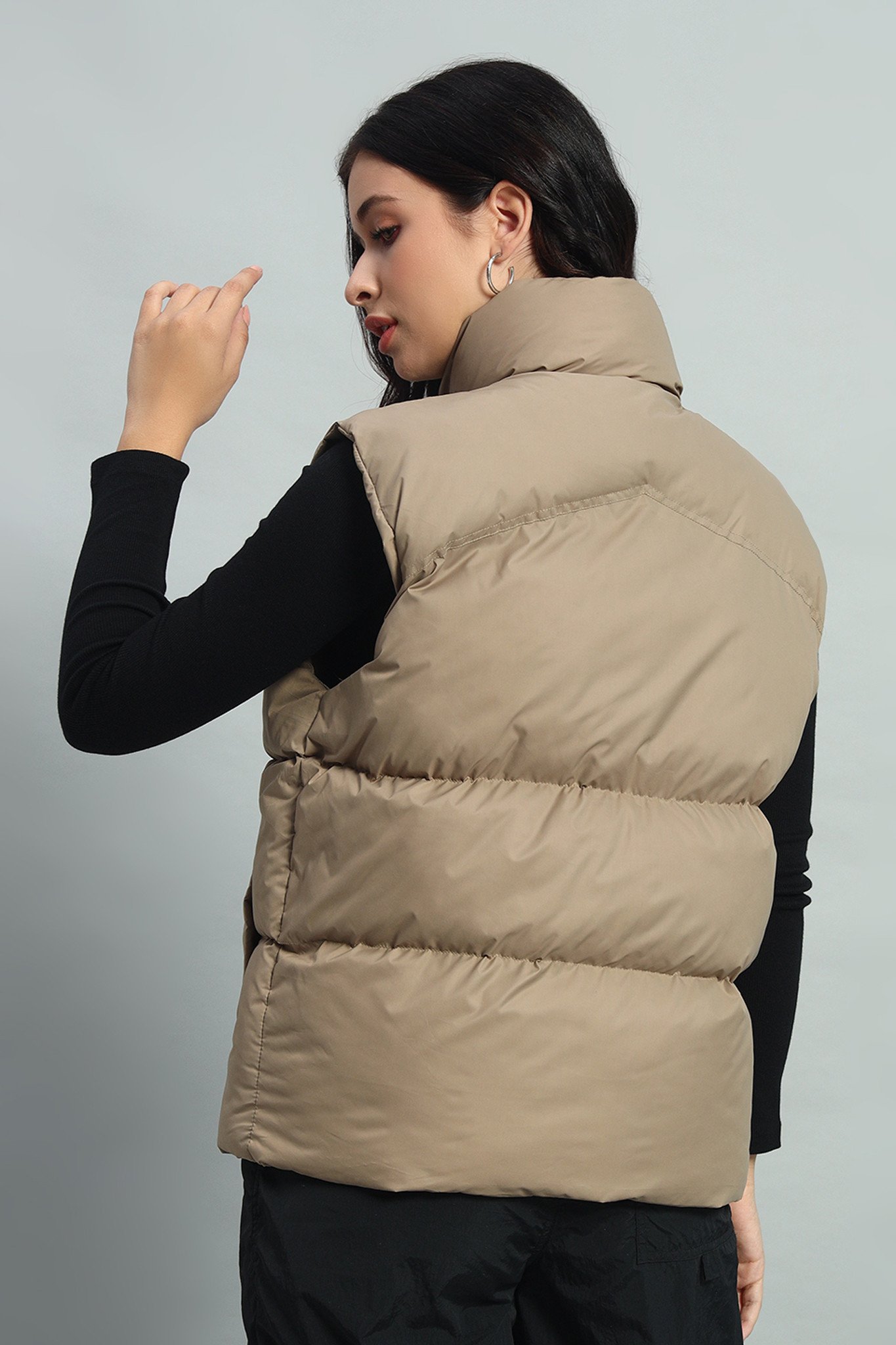 SLEEVELESS PUFFER JACKET (BEIGE)